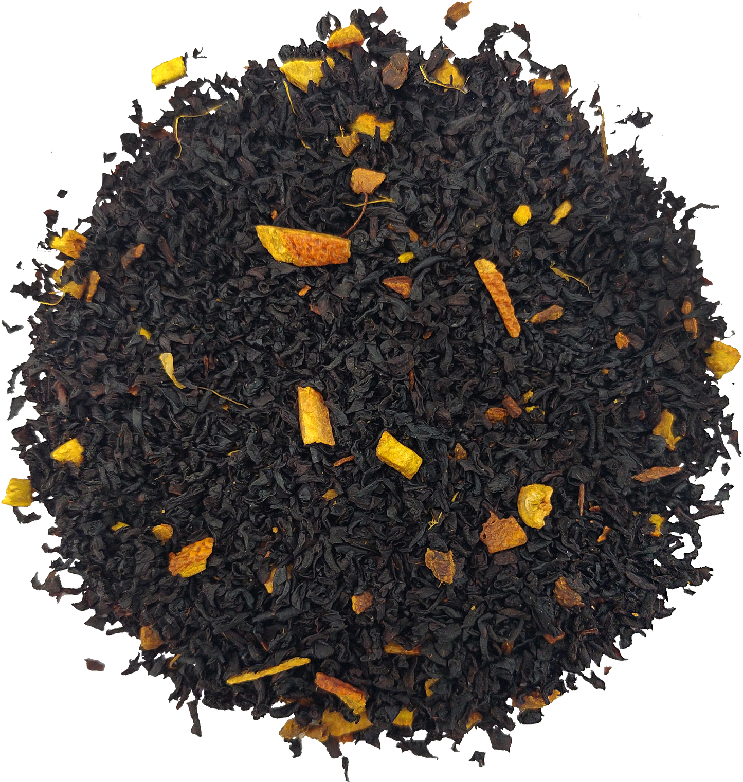 Zbliżenie na liście czarnej herbaty Basilur Black Essence Citrus Zest z kawałkami skórki cytrusowej.