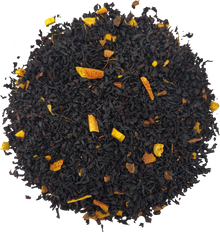 Zbliżenie na liście czarnej herbaty Basilur Black Essence Citrus Zest z kawałkami skórki cytrusowej.