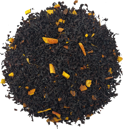 Zbliżenie na liście czarnej herbaty Basilur Black Essence Citrus Zest z kawałkami skórki cytrusowej.