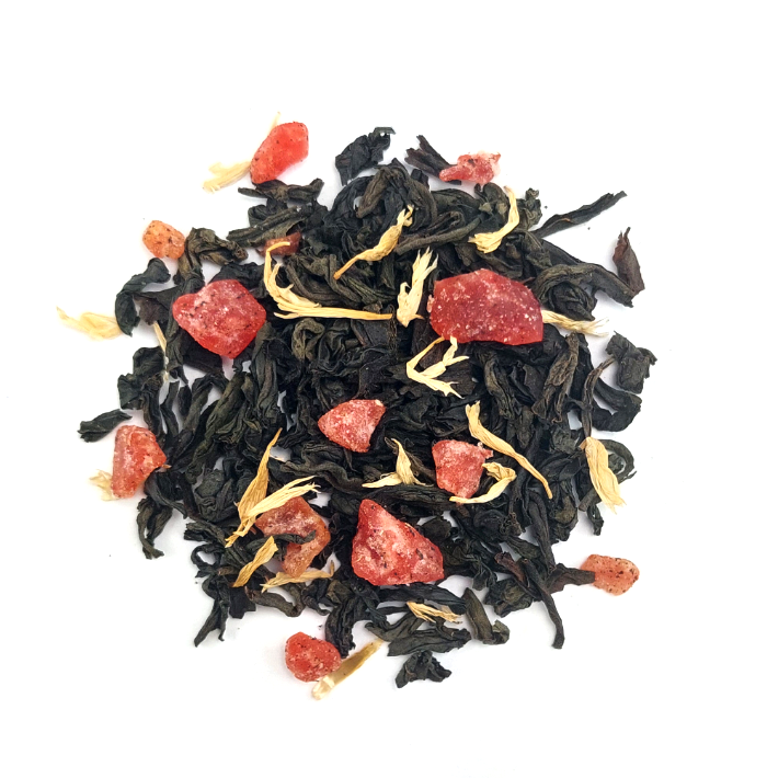 Liście czarnej herbaty Basilur Midnight Magic z kawałkami owoców i płatkami nagietka.