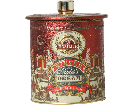 Puszka herbaty Basilur Midnight Magic w czerwonym, świątecznym opakowaniu z motywem zimowego miasteczka.