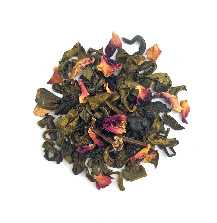 Liście zielonej herbaty Basilur North Lights z płatkami róż.