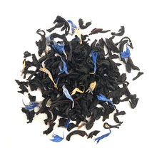 Czarna herbata liściasta Basilur Shooting Star z dodatkiem kwiatów bławatka.