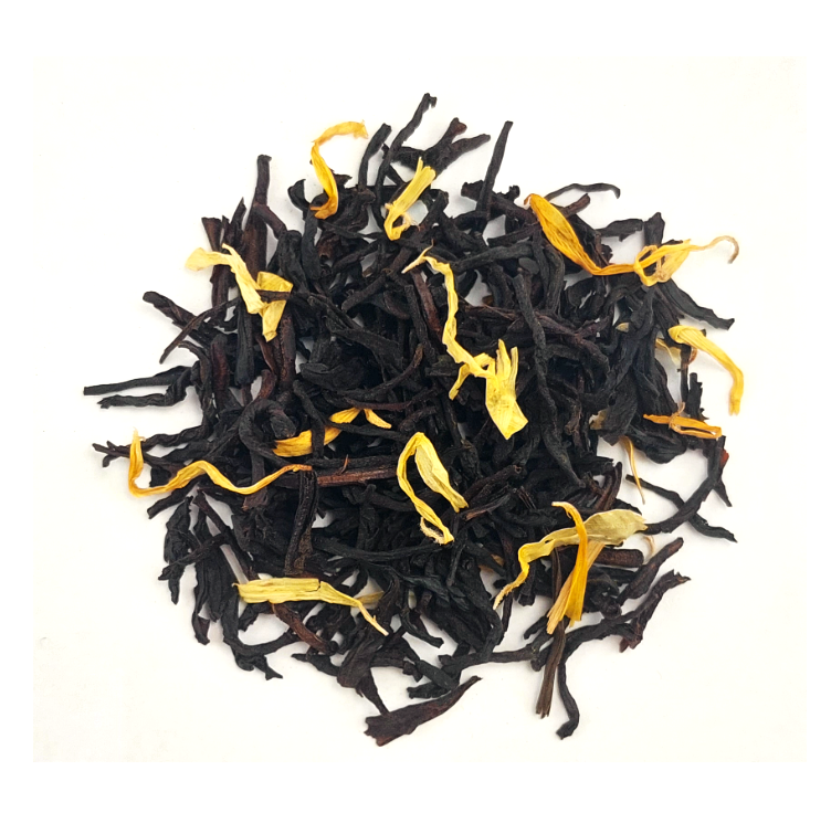 Liściasta herbata czarna Basilur Golden Hour z płatkami nagietka.