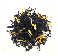 Liściasta herbata czarna Basilur Golden Hour z płatkami nagietka.