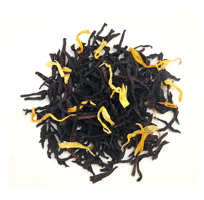 Liściasta herbata czarna Basilur Golden Hour z płatkami nagietka.