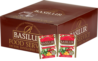 Opakowanie zbiorcze Basilur Cranberry z widocznymi saszetkami herbaty owocowej o smaku żurawiny.