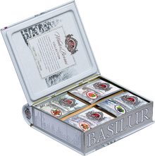 Zestaw herbat Basilur Winter Berries otwarty, widoczne saszetki o różnych smakach.