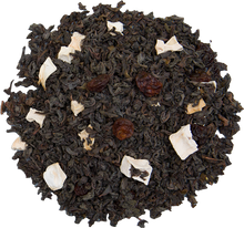 Liście herbaty Basilur Alpine Blanc z dodatkiem suszonych owoców i płatków kwiatów.