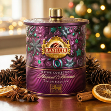 Puszka herbaty Basilur Magical Moments, czarna herbata cejlońska w świątecznym opakowaniu, obok cynamonu, anyżu i suszonych pomarańczy.