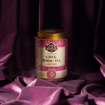 Puszka Basilur Gin & Tonic Tea Forest Fruits na ciemnym fioletowym tle
