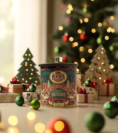 Puszka z herbatą Basilur Winter Night's Dream w otoczeniu prezentów i świątecznych dodatków.