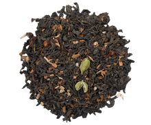 Liście czarnej herbaty Basilur Christmas Fantasy z przyprawami – kardamonem i imbirem.