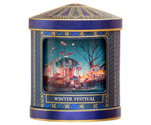 Puszka Basilur Winter Festival w kolorze granatowym z ilustracją zimowego jarmarku.