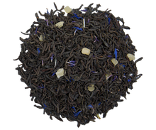 Liście czarnej herbaty Basilur Winter Festival z kawałkami ananasa i bławatkiem.