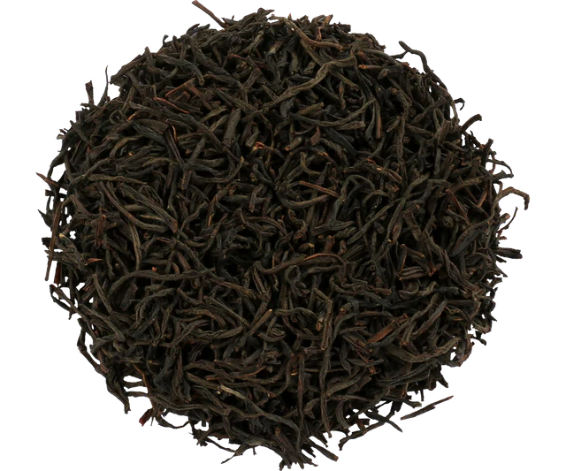 Susz czarnej herbaty cejlońskiej Basilur Midnight Magic w naturalnej formie.