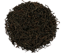 Susz czarnej herbaty cejlońskiej Basilur Midnight Magic w naturalnej formie.