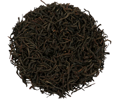 Susz czarnej herbaty cejlońskiej Basilur Midnight Magic w naturalnej formie.