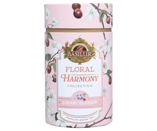 Liście zielonej herbaty Basilur Cherry Blossom z płatkami kwiatów i owocami.