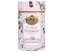 Liście zielonej herbaty Basilur Cherry Blossom z płatkami kwiatów i owocami.