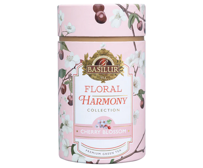 Liście zielonej herbaty Basilur Cherry Blossom z płatkami kwiatów i owocami.