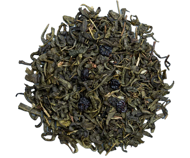 Liście zielonej herbaty Basilur Lavender Berry z dodatkiem lawendy i owoców leśnych.