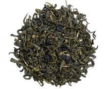 Liście zielonej herbaty Basilur Lavender Berry z dodatkiem lawendy i owoców leśnych.