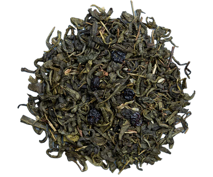 Liście zielonej herbaty Basilur Lavender Berry z dodatkiem lawendy i owoców leśnych.