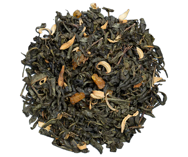 Liście zielonej herbaty Basilur Velvet Peach z dodatkiem kwiatów i kawałków owoców.