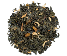 Liście zielonej herbaty Basilur Velvet Peach z dodatkiem kwiatów i kawałków owoców.