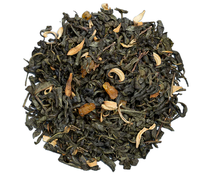 Liście zielonej herbaty Basilur Velvet Peach z dodatkiem kwiatów i kawałków owoców.