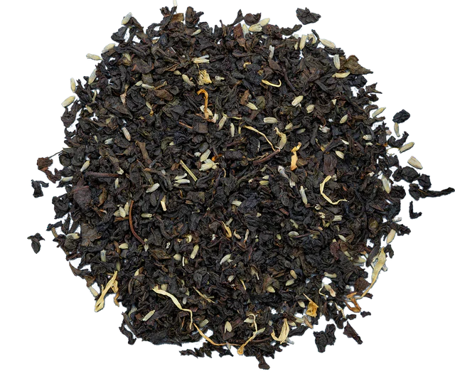 Liściasta herbata Basilur Secret Bloom z kwiatowymi dodatkami widoczna z bliska zapewniająca aromatyczne doznania
