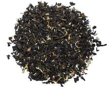 Liściasta herbata Basilur Secret Bloom z kwiatowymi dodatkami widoczna z bliska zapewniająca aromatyczne doznania
