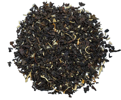 Liściasta herbata Basilur Secret Bloom z kwiatowymi dodatkami widoczna z bliska zapewniająca aromatyczne doznania
