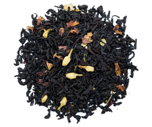 Liściasta herbata Basilur Floral Dream z płatkami kwiatów jaśminu widoczna z bliska
