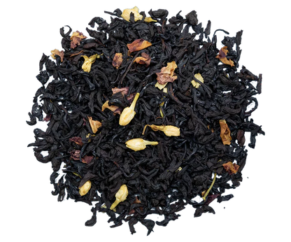 Liściasta herbata Basilur Floral Dream z płatkami kwiatów jaśminu widoczna z bliska
