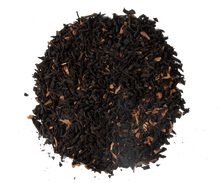 Luźne liście czarnej herbaty Basilur z dodatkami przypraw w zbliżeniu