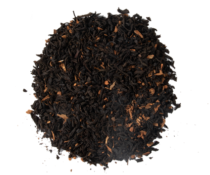 Luźne liście czarnej herbaty Basilur z dodatkami przypraw w zbliżeniu