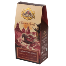 Herbata czarna Basilur Crimson Spirit w eleganckim czerwono-złotym opakowaniu z motywem konia, inspirowana orientem.
