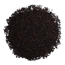 Susz czarnej liściastej herbaty cejlońskiej Basilur Earl Grey w zbliżeniu