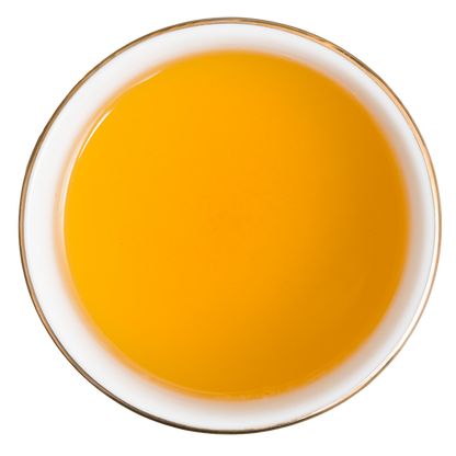 Złocisty napar zielonej herbaty Basilur Peach & Elderflower widziany z góry w filiżance.