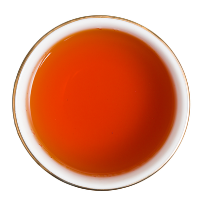Bursztynowo-czerwony napar herbaty czarnej Basilur Red Apple And Yuzu widziany z góry.