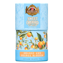 Herbata czarna Basilur Orange and Orange Blossom w niebieskiej ozdobnej tubie z motywem pomarańczy i kwiatów.