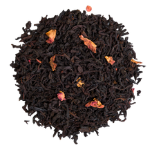 Liściasta herbata czarna Basilur Sweet Sakura z widocznymi płatkami róży, naturalnym aromatem sakury i wanilii.