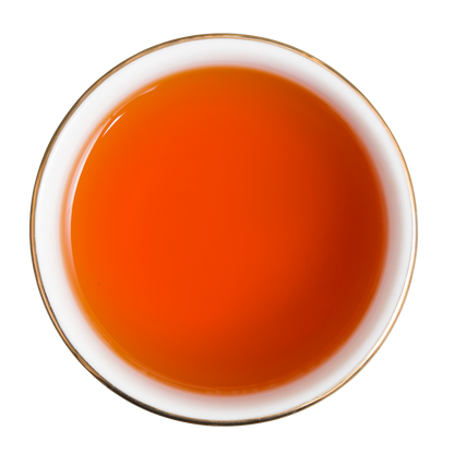 Napar z czarnej herbaty Basilur Berry Twist o intensywnej bursztynowej barwie widziany z góry.