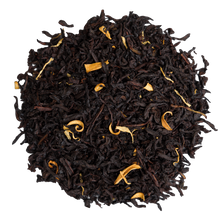 Susz czarnej herbaty Basilur Zesty Twist z kwiatem pomarańczy, nagietkiem oraz aromatem cytryny, imbiru i miodu.