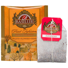 Basilur Frosty Cranberry, indywidualna koperta i torebka herbaty na tle opakowania