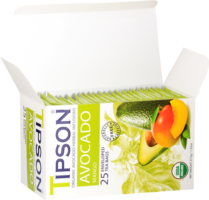 Zbliżenie pudełka herbaty Tipson Avocado Mango z owocami awokado i mango na tle zielonych liści.