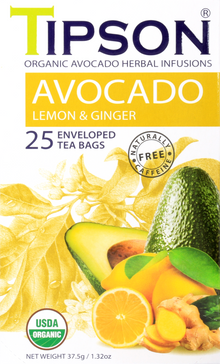 Zbliżenie opakowania herbaty Tipson Avocado Lemon & Ginger z owocami cytryny i kawałkami imbiru.