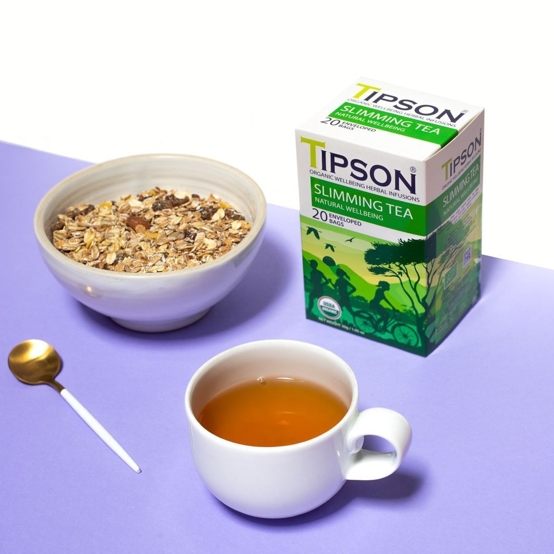 Stylizowane zdjęcie herbaty Tipson Slimming Tea z filiżanką naparu i miską płatków owsianych.